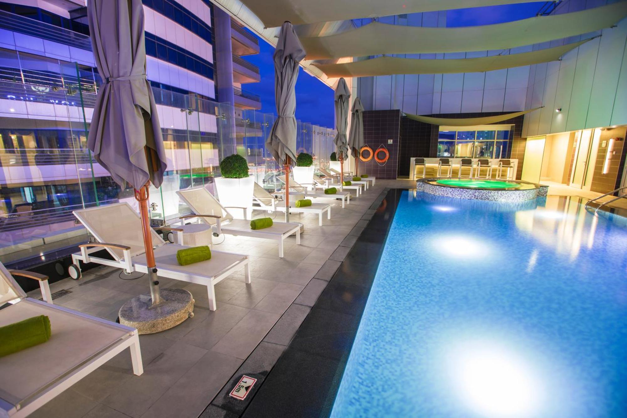 The Act Hotel Sharjah Instalações foto The pool at the 30th